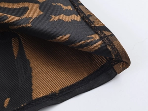Vue macro de la texture du tissu jacquard brun et de la couture de surjet sur le bord