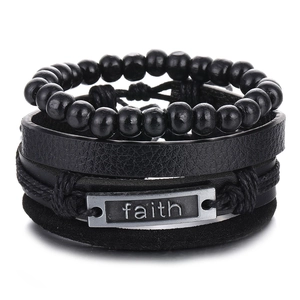 Détail d'un bracelet multi-rangs en cuir avec plaque métal Faith et perles de bois