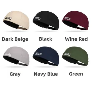 Détail de bonnets docker en coton de diverses couleurs avec broderie NEEDS pour hommes et femmes