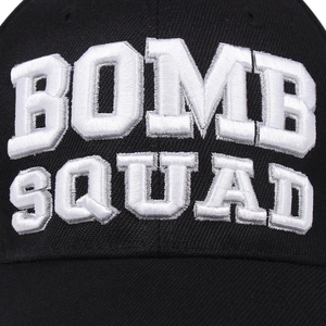 Vue macro de la broderie 3D BOMB SQUAD sur une casquette en coton noir