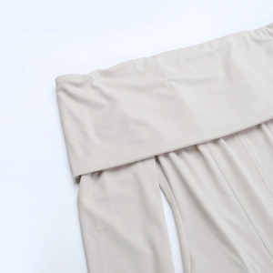 Détail de l'encolure bustier sur une robe beige moulante avec coutures précises
