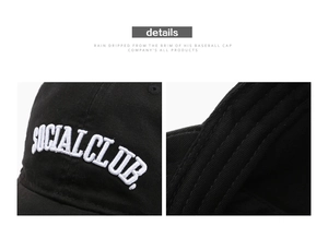 Dettaglio del ricamo bianco SOCIAL CLUB e cuciture rinforzate sul cappellino nero
