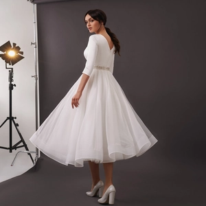 Elegante abito da sposa bianco linea A con paillettes, maniche a 3/4 e schiena a forma di V