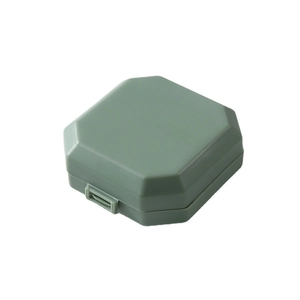 Organizzatore portatile di pillole ottagonale verde scuro con chiusura per viaggi 7 giorni