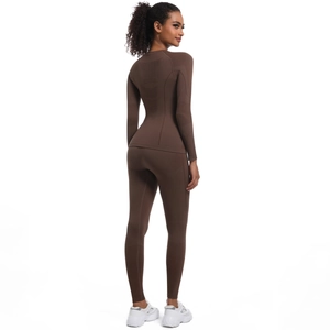 Dettaglio del set yoga senza cuciture con trama traspirante su maglia a maniche lunghe e leggings