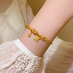 Élégant bracelet fleur plaqué or 24K avec zircon et breloques rouge rubis sur le poignet