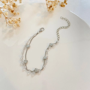 Pulsera de doble capa plateada con corazones y cuentas de cristal transparente ajustable