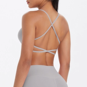 Détail du soutien-gorge de sport gris clair avec dos croisé et tissu élastique respirant