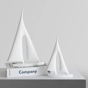 Minimalistische weiße Segelschiff-Skulpturen aus Harz für moderne Büro- und Wohndeko