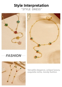 Gros plan d'un collier en Y doré orné de fleurs en zircon colorées et de glands