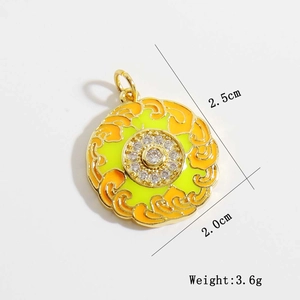Vue détaillée du pendentif plaqué or 18K avec émail orange et pierres de zircon