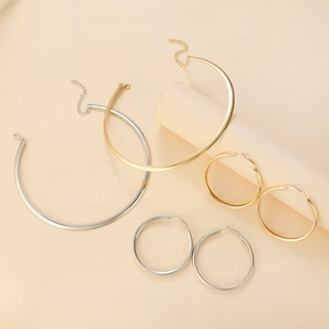 Ensemble minimaliste de colliers torque or et argent avec grandes créoles pour femmes