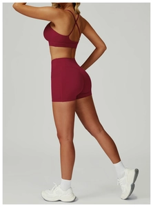 Détail du short de yoga bordeaux à taille haute avec poche et brassière de sport croisée