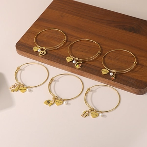 Adjustable gold MOM heart charm bracelet set with pearls and assorted pendants