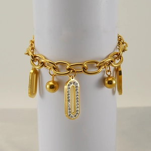 Bracelet double couche élégant en acier inoxydable plaqué or 18 carats avec breloques diamants