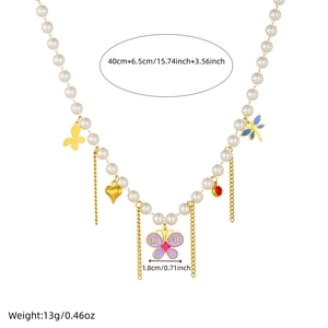 Collana di perle con ciondoli a farfalla e cuore con dettaglio di nappe metalliche