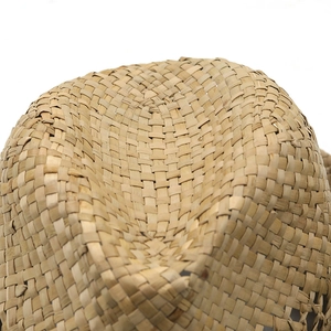 Dettaglio della trama in paglia naturale intrecciata a mano sulla corona del cappello