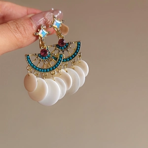 Boucles d'oreilles bohèmes avec perles turquoise et disques de nacre sur alliage doré