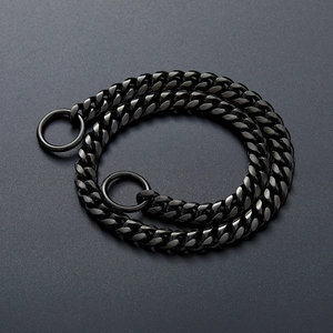 Macro shot of 10mm black polished stainless steel Cuban chain dog collar with P-chain links