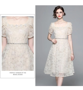 Nahaufnahme von Netzstickereien und Taillenpailletten an einem weißen Spitzenkleid