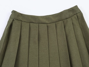 Vue détaillée de la jupe plissée vert armée avec coutures fines et texture en tissu tissé