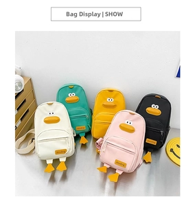 Display di marsupi a forma di anatra per bambini in cinque colori vivaci diversi