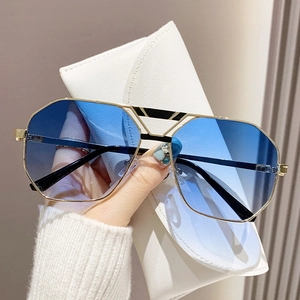 Klassische Polygon-Sonnenbrille mit Gold-Metallrahmen, Blauverlauf-Gläsern und Etui