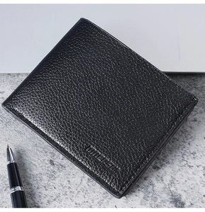 Nahaufnahme der minimalistischen schwarzen Ledergeldbörse auf einem Business-Schreibtisch