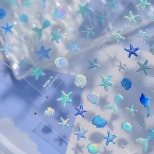 Détail macro de stickers ongles 3D océan aux textures nacrées d'étoiles de mer et coquillages