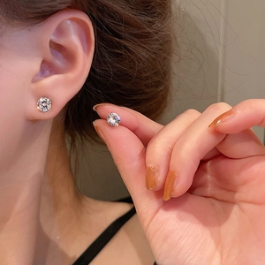 Klassische silberne Ohrstecker mit Sechs-Krallen-Zirkonia für einen funkelnden Minimalismus