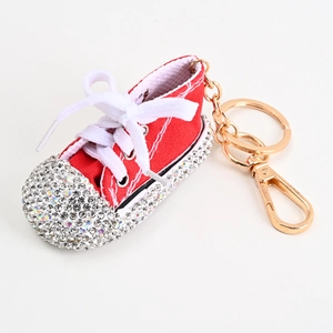 Detail eines roten Segeltuchschuh-Schlüsselanhängers mit glitzernden Strasssteinen