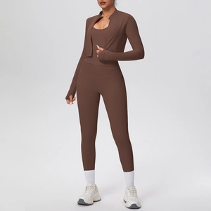 Completo yoga tre pezzi marrone con giacca con zip, canotta sportiva e leggings fitness