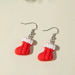 Vue détaillée de boucles d'oreilles en résine de Noël rouge avec texture de tricot blanc