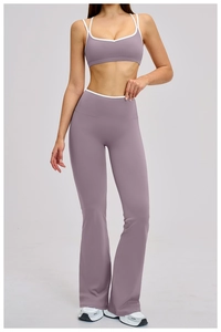 Dettaglio di un set yoga grigio-viola con profili a contrasto e pantaloni svasati