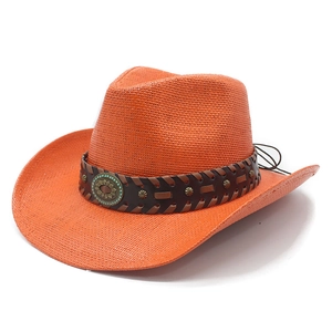 Dettaglio cappello cowboy in paglia arancione con fascia in pelle e borchia turchese