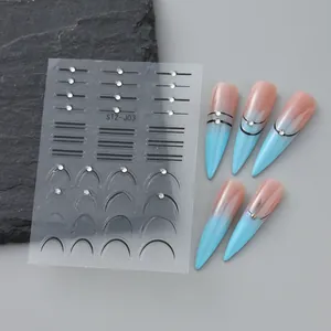 Détail des stickers ongles 5D STZ-J03 avec reliefs, strass brillants et motifs de lignes noires