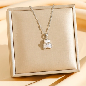 Elegante collana d'argento con ciondolo a forma di orso perlato su confezione