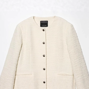 Veste classique en tweed crème avec col rond et boutons dorés en vue à plat chic
