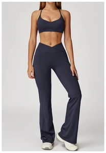 Détail du pantalon de yoga évasé à taille haute avec taille croisée et tissu bleu ardoise