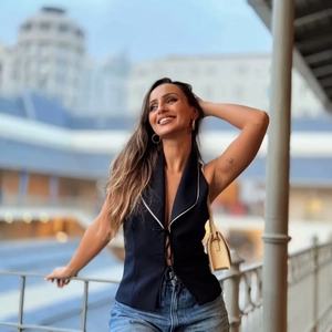 Haut licou noir pour femmes avec passepoil blanc contrastant et détail de lien frontal