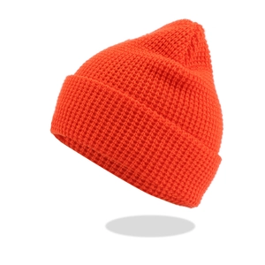 Detail einer leuchtend orangefarbenen, doppellagig verdickten Strickmütze mit Textur