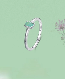 Vue macro d'une bague en argent S925 avec pierre précieuse rectangulaire vert clair