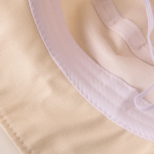 Détail de l'intérieur du chapeau avec coutures renforcées et cordon élastique blanc