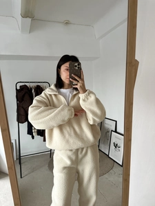 Tuta da donna in pile color crema con felpa a mezza zip e pantaloni sportivi coordinati