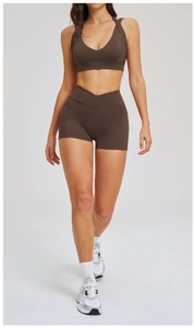 Dettaglio degli shorts da yoga a vita alta con taglio a V e tasche laterali funzionali