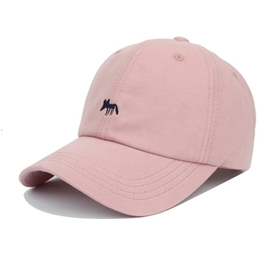 Détail d'une casquette de baseball en coton rose avec broderie de renard bleu devant