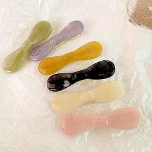 Lot de six barrettes à cheveux nuds en acrylique aux tons pastels, couleurs variées
