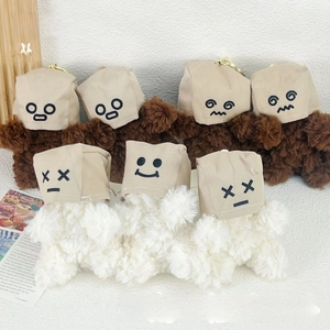 Détails des porte-clés en peluche Westie avec masques en papier rigolos et anneaux dorés