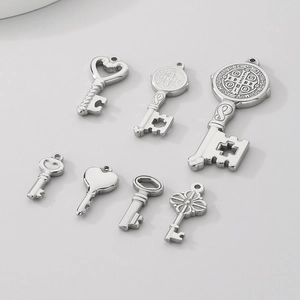 Set mit sieben einzigartigen silbernen Edelstahl-Schlüsselanhängern für DIY-Schmuck