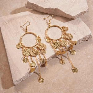 Boucles d'oreilles dorées à pampilles géométriques et paillettes martelées sur pierre